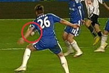 “Trọng tài tiếp tay để Chelsea lên ngôi vô địch”