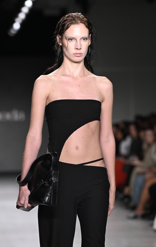 Chi tiết cắt xẻ thổi làn gió mới cho thời trang công sở - 3