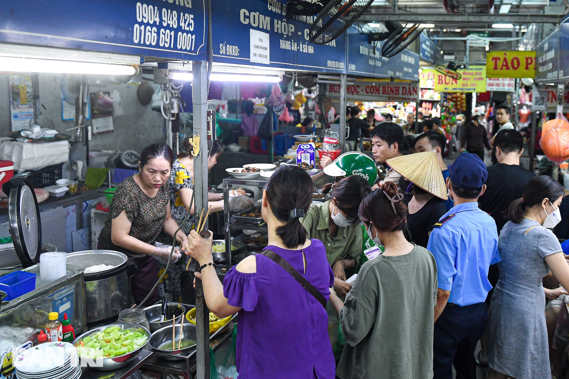Hà Nội: Thiên đường ẩm thực dưới lòng đất, cầm 100.000 đồng ăn thả ga - 2 Hà Nội: Thiên đường ẩm thực dưới lòng đất, cầm 100.000 đồng ăn thả ga - 2