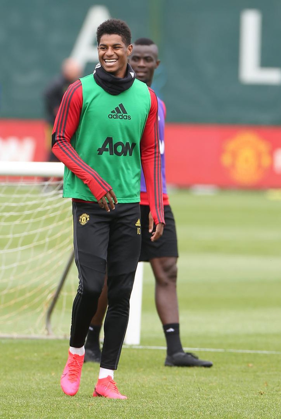 Pogba, Fernandes vui vẻ trong buổi tập toàn đội Man Utd - 5 Pogba, Fernandes vui vẻ trong buổi tập toàn đội Man Utd - 5