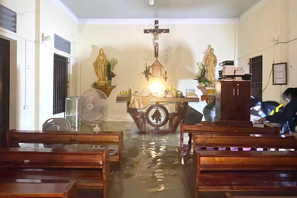 Lũ ập tới trở tay không kịp, nhiều gia đình phải bỏ của chạy lấy người - 6 Lũ ập tới trở tay không kịp, nhiều gia đình phải bỏ của chạy lấy người - 6