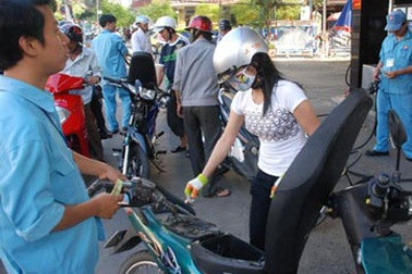 Giảm thuế nhập khẩu xăng dầu thay vì tăng giá