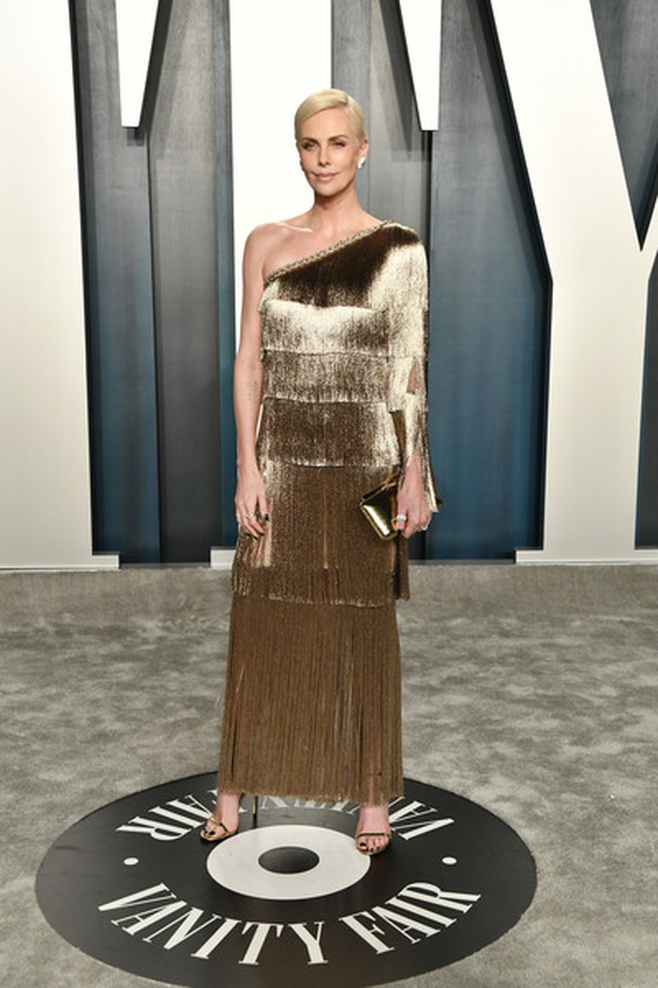 Charlize Theron quyến rũ đọ dáng Shay Mitchell - 3