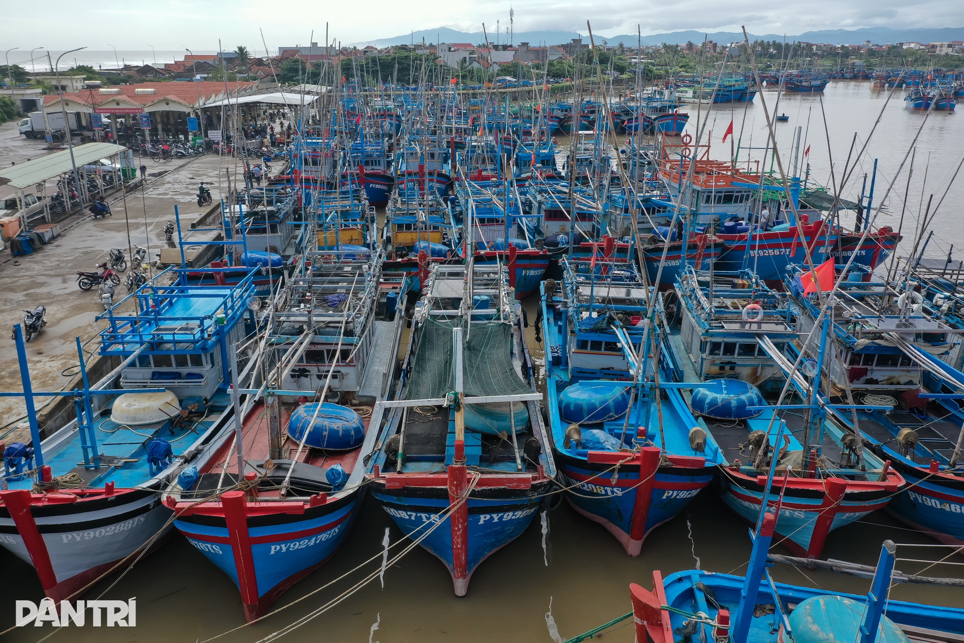 Ngư dân Đắk Lắk chạy đua ứng phó bão Kalmaegi - 13 Ngư dân Đắk Lắk chạy đua ứng phó bão Kalmaegi - 13