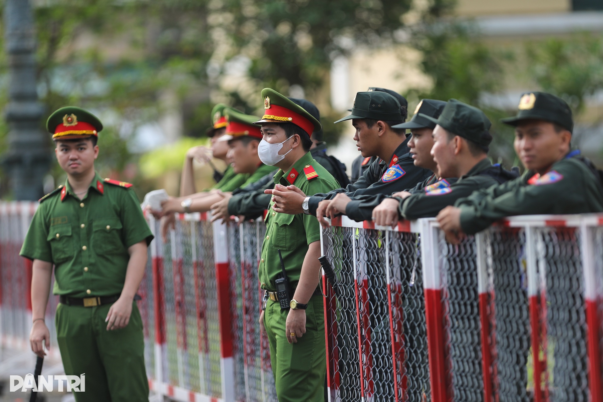 Bị cáo Trương Mỹ Lan đeo kính đen rời tòa sau ngày xét xử đầu tiên - 5