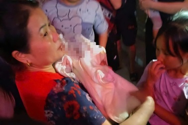 Bé trai vài tháng tuổi bị bỏ lại trong đêm trước cửa nhà dân