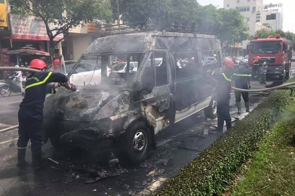 Xe dịch vụ tang lễ bốc cháy ngùn ngụt trên đường phố Đà Nẵng - 2 Xe dịch vụ tang lễ bốc cháy ngùn ngụt trên đường phố Đà Nẵng - 2