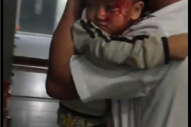 Thực hư vụ người nhà bế bé trai máu chảy đầm đìa chạy đi tìm bác sĩ