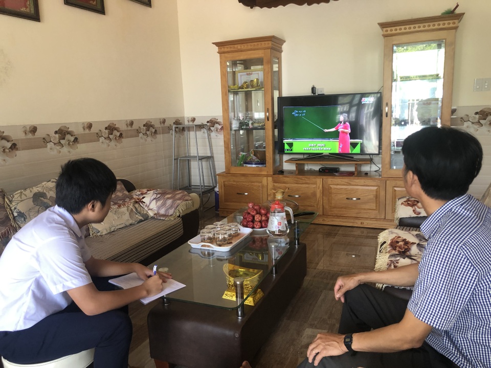 Gia Lai: Học sinh lớp 9 hưởng ứng chương trình ôn tập trên truyền hình - 1 Gia Lai: Học sinh lớp 9 hưởng ứng chương trình ôn tập trên truyền hình - 1