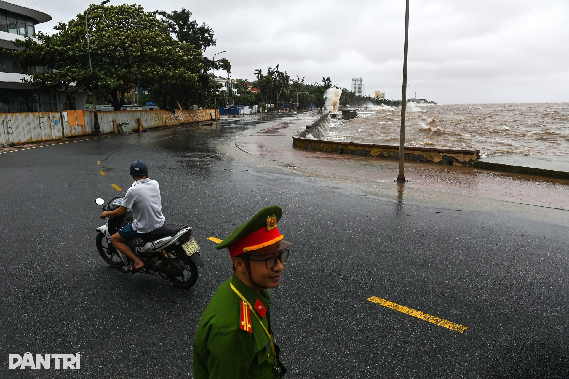 Sóng biển Đồ Sơn cao 8m, xe cảnh sát hú còi nhắc dân về nơi an toàn - 3