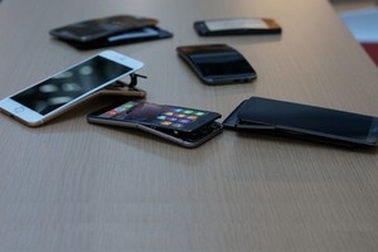 Galaxy Note 3 “đánh bại” đối thủ trong màn bẻ cong