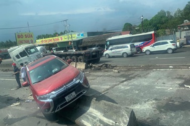 2 cuộn thép nặng hàng chục tấn lăn tự do, "làm loạn" trên quốc lộ