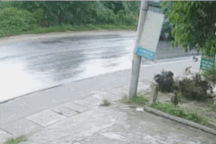 Vượt ẩu trên đường trơn, xe taxi bị đâm nát hông