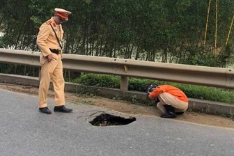 Hố sụt lún xuất hiện trên tuyến quốc lộ huyết mạch