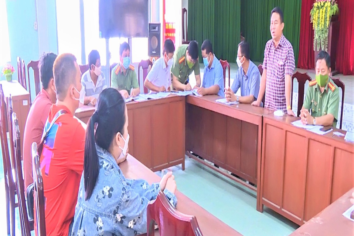 Chủ quán ốc thuê người biểu diễn phản cảm bị lập biên bản, xử phạt - 1 Chủ quán ốc thuê người biểu diễn phản cảm bị lập biên bản, xử phạt - 1