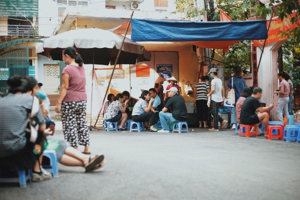 Quán bánh rán vỉa hè Hà Nội, ngày cả trăm lượt khách xếp hàng thưởng thức - 1 Quán bánh rán vỉa hè Hà Nội, ngày cả trăm lượt khách xếp hàng thưởng thức - 1