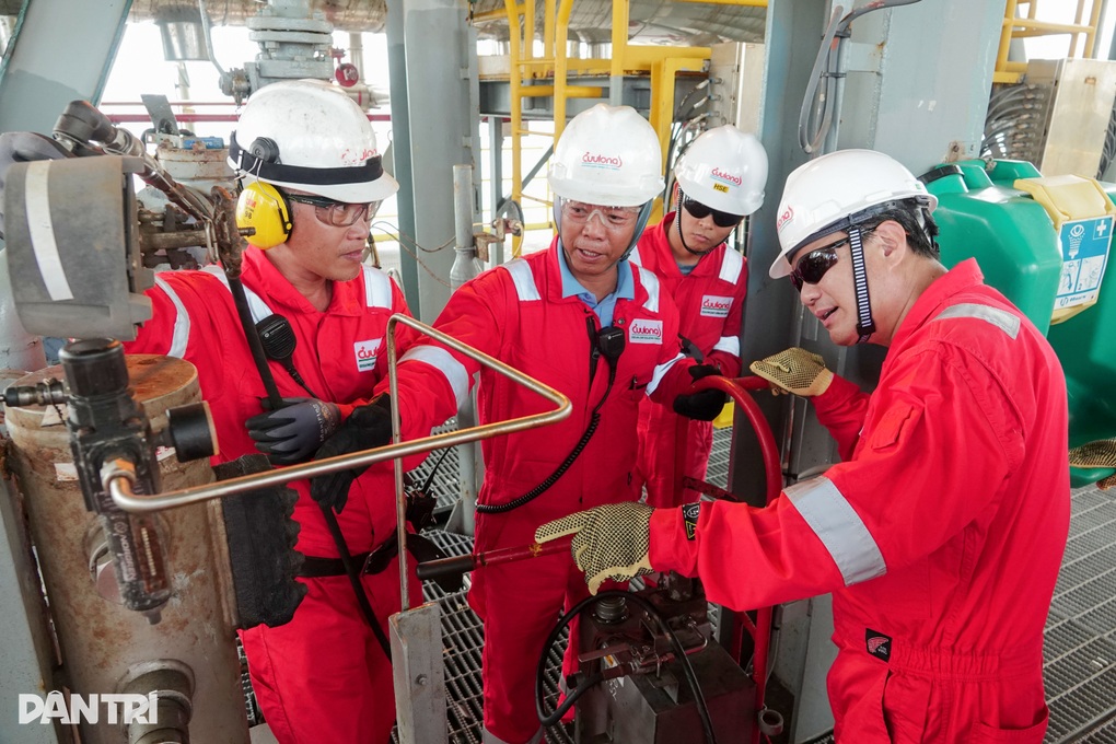 Lãnh đạo Bộ Nội vụ kiểm tra an toàn lao động tại mỏ dầu khí trên biển - 4 Lãnh đạo Bộ Nội vụ kiểm tra an toàn lao động tại mỏ dầu khí trên biển - 4