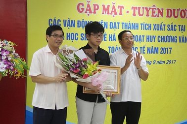 Về thăm quê, nam sinh giành HCV Toán Olympic Quốc tế được tỉnh vinh danh