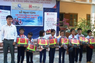 Trao tặng cặp phao cho học sinh vùng lũ