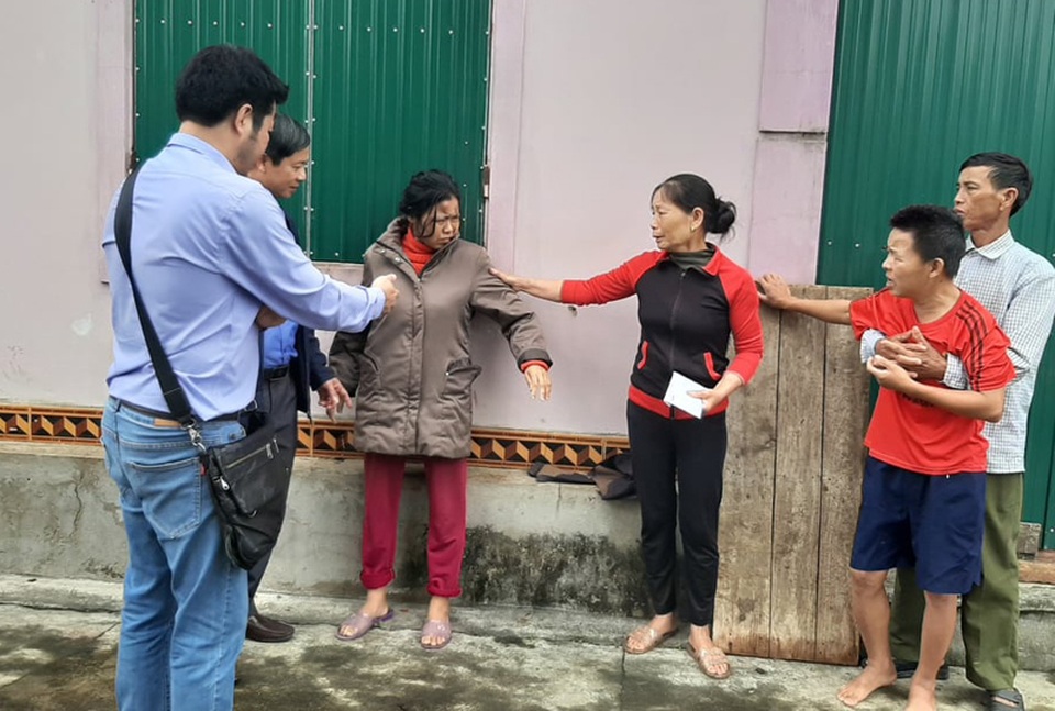 Chị bật khóc khi 2 em ruột khốn cùng được bạn đọc Dân trí dành niềm thương - 2 Chị bật khóc khi 2 em ruột khốn cùng được bạn đọc Dân trí dành niềm thương - 2