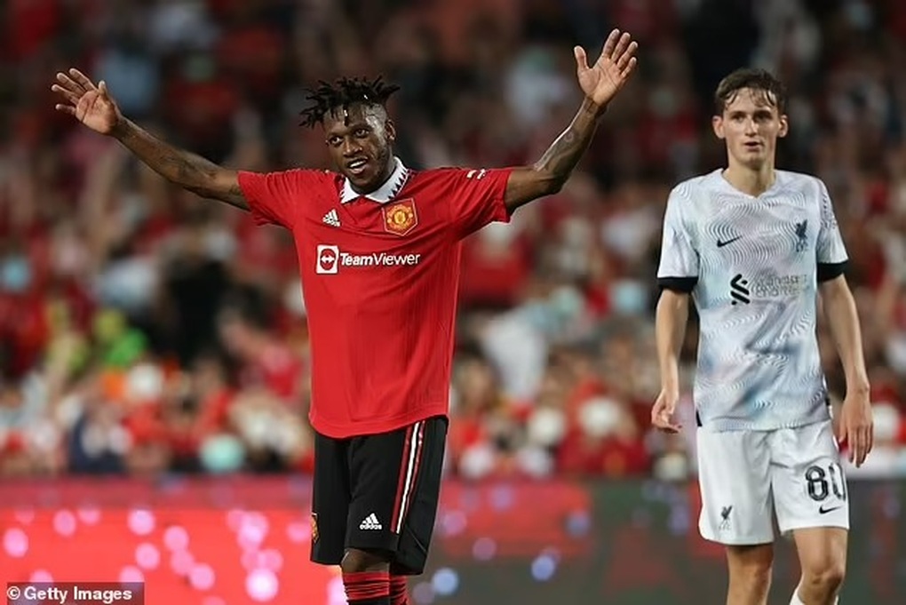 Cổ động viên Man Utd kinh ngạc với siêu phẩm của Fred vào lưới Liverpool - 2 Cổ động viên Man Utd kinh ngạc với siêu phẩm của Fred vào lưới Liverpool - 2