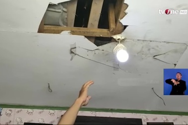 Tên trộm bị mắc kẹt trên trần nhà, cầu cứu để thoát thân