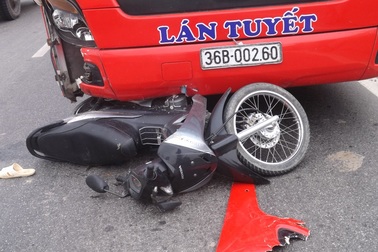 Thai phụ bị xe khách kéo lê trên đường đi sinh con