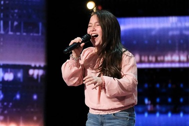 Bé gái 10 tuổi thể hiện bản hit “Shallow” của Lady Gaga đầy bản lĩnh