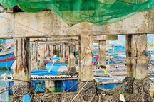 Cầu có nguy cơ sập vẫn “gánh” dây neo của hàng chục con tàu