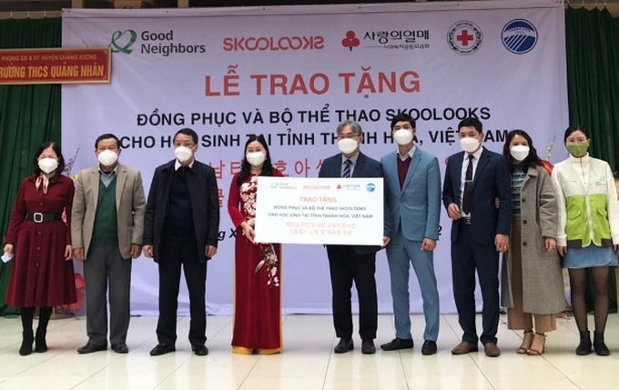 Đại diện Tổ chức GNI trao biển hỗ trợ cho các đơn vị, địa phương