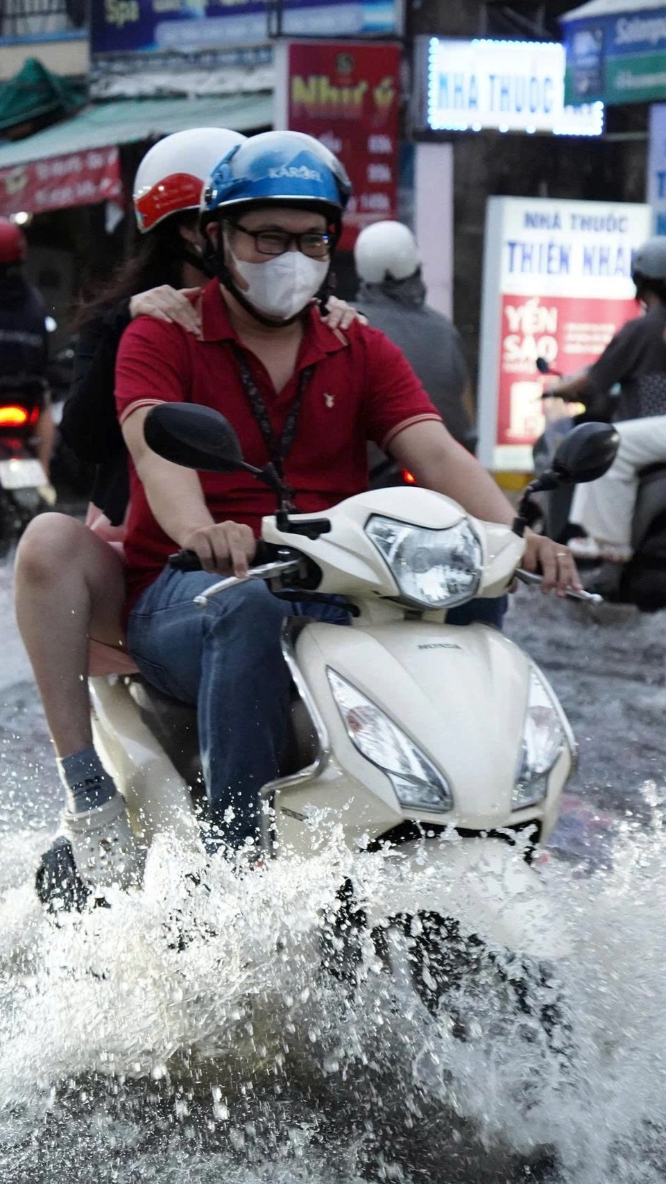 Mưa lớn gặp triều cường, người dân TPHCM “bì bõm” giữa đường ngập