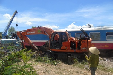 Tạm giữ, điều tra tài xế lái máy xúc vụ lật tàu tại Quảng Bình