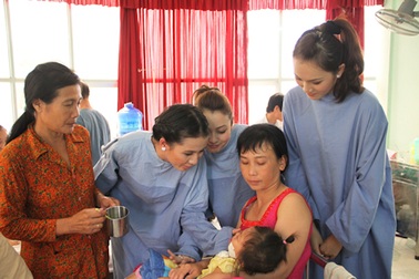 Hoa hậu Jennifer Phạm làm... bác sĩ?