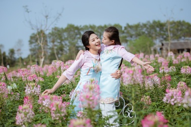 “Mẹ con” Hoa hậu Ngọc Hân diện áo dài đôi xinh xắn