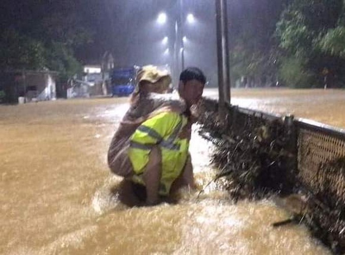 Cảnh sát giao thông tỉnh Thừa Thiên Huế hỗ trợ người dân đi qua khu vực nước ngập sâu