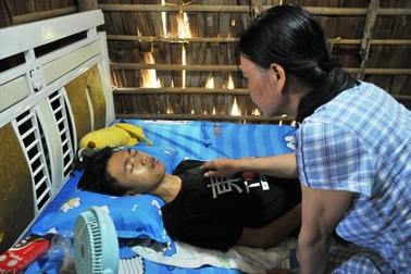 Ngày nhận giấy nhập học, đôi mắt tân sinh viên đã không nhìn thấy gì nữa