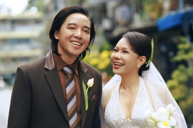 Việt Hương: Từng sống xa chồng nhiều năm, lần đầu mặc váy cưới ở tuổi 50