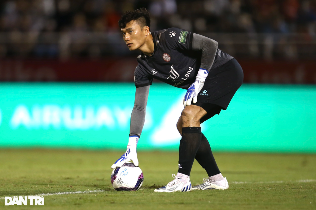 HLV Kiatisuk chưa vội nói về cuộc đua vô địch V-League của HA Gia Lai - 3 HLV Kiatisuk chưa vội nói về cuộc đua vô địch V-League của HA Gia Lai - 3