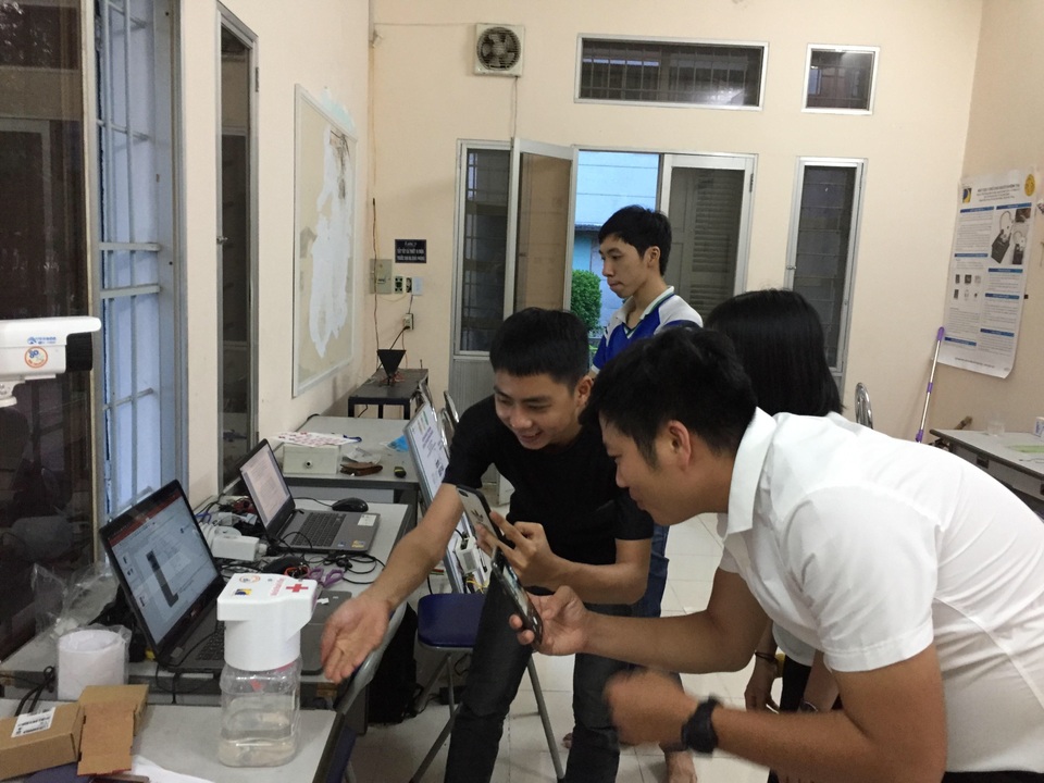 Sinh viên ĐH Bách khoa Đà Nẵng thử nghiệm máy rửa tay tự động ở bệnh viện - 2 Sinh viên ĐH Bách khoa Đà Nẵng thử nghiệm máy rửa tay tự động ở bệnh viện - 2