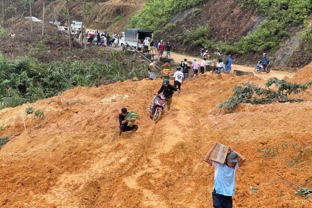 Bùn đất từ đồi bất ngờ đổ ập xuống vùi máy múc, tài xế thoát nạn - 2