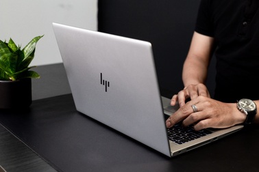 HP EliteBook 705 series G5: Sức mạnh ẩn chứa trong vẻ ngoài lịch lãm