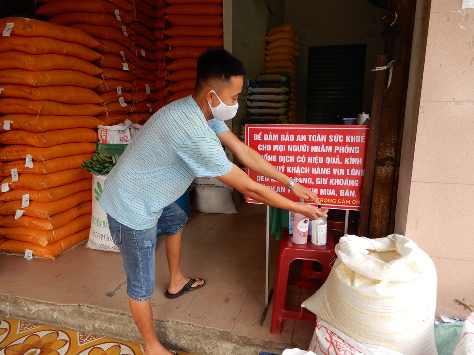 Bà chủ cửa hàng gạo khuyên khách không mua gạo tích trữ - 5