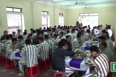 Ấm áp bữa cơm tất niên trong trại giam