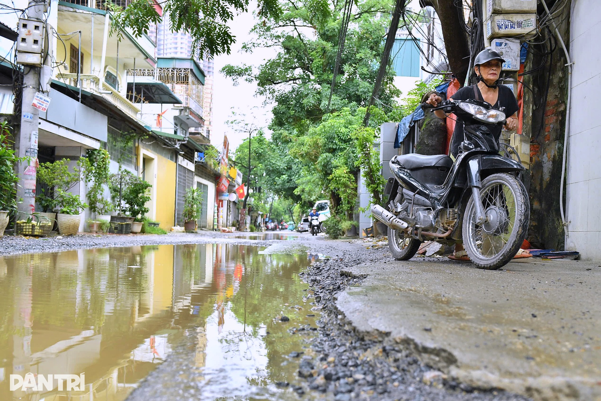 Hà Nội: Người dân khổ sở “vượt chướng ngại vật” trên đường Thanh Bình - 11 Hà Nội: Người dân khổ sở “vượt chướng ngại vật” trên đường Thanh Bình - 11