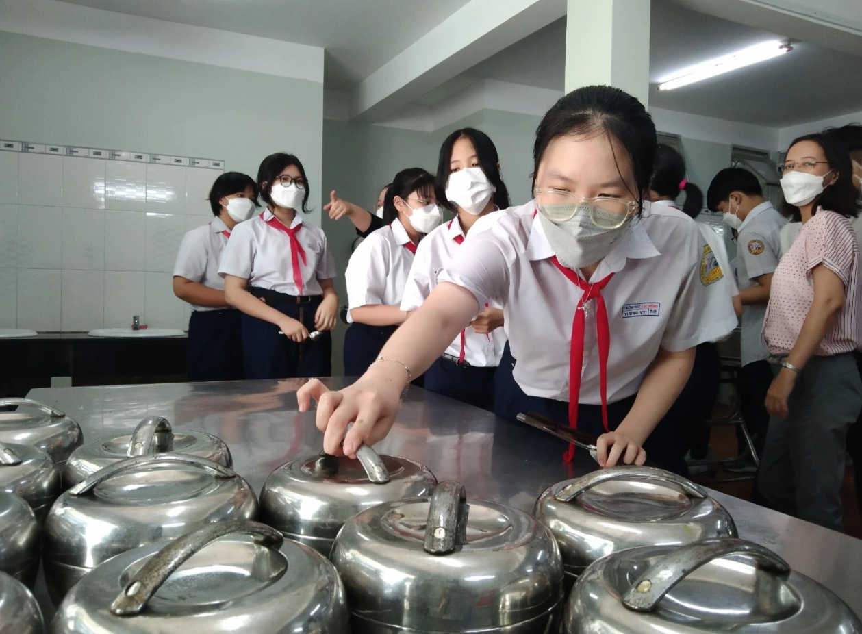 Hiệu trưởng than tổ chức ăn uống cho học sinh như ngồi trên lửa - 2 Hiệu trưởng than tổ chức ăn uống cho học sinh như ngồi trên lửa - 2