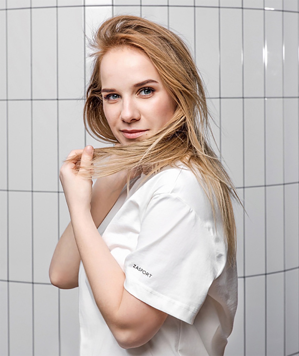 Nữ y tá mặc bikini dưới đồ bảo hộ trở thành người mẫu - 5