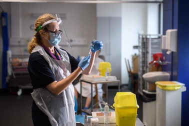 Đột biến mới khiến chủng SARS-CoV-2 ở Anh có nguy cơ kháng vắc xin