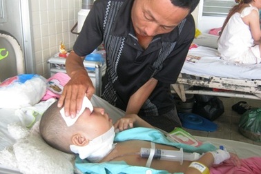 Hai phận người phấp phỏng vào những tờ vé số