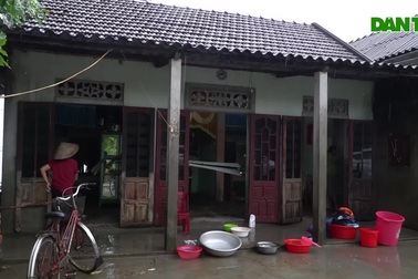 Đôi mắt trũng sâu của người phụ nữ nhìn cảnh nhà tan hoang sau lũ dữ