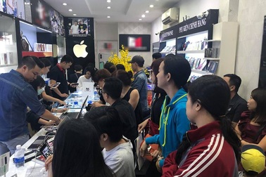 iPhone X gây sốt ngày cận tết, nhiều cửa hàng tăng ca đêm